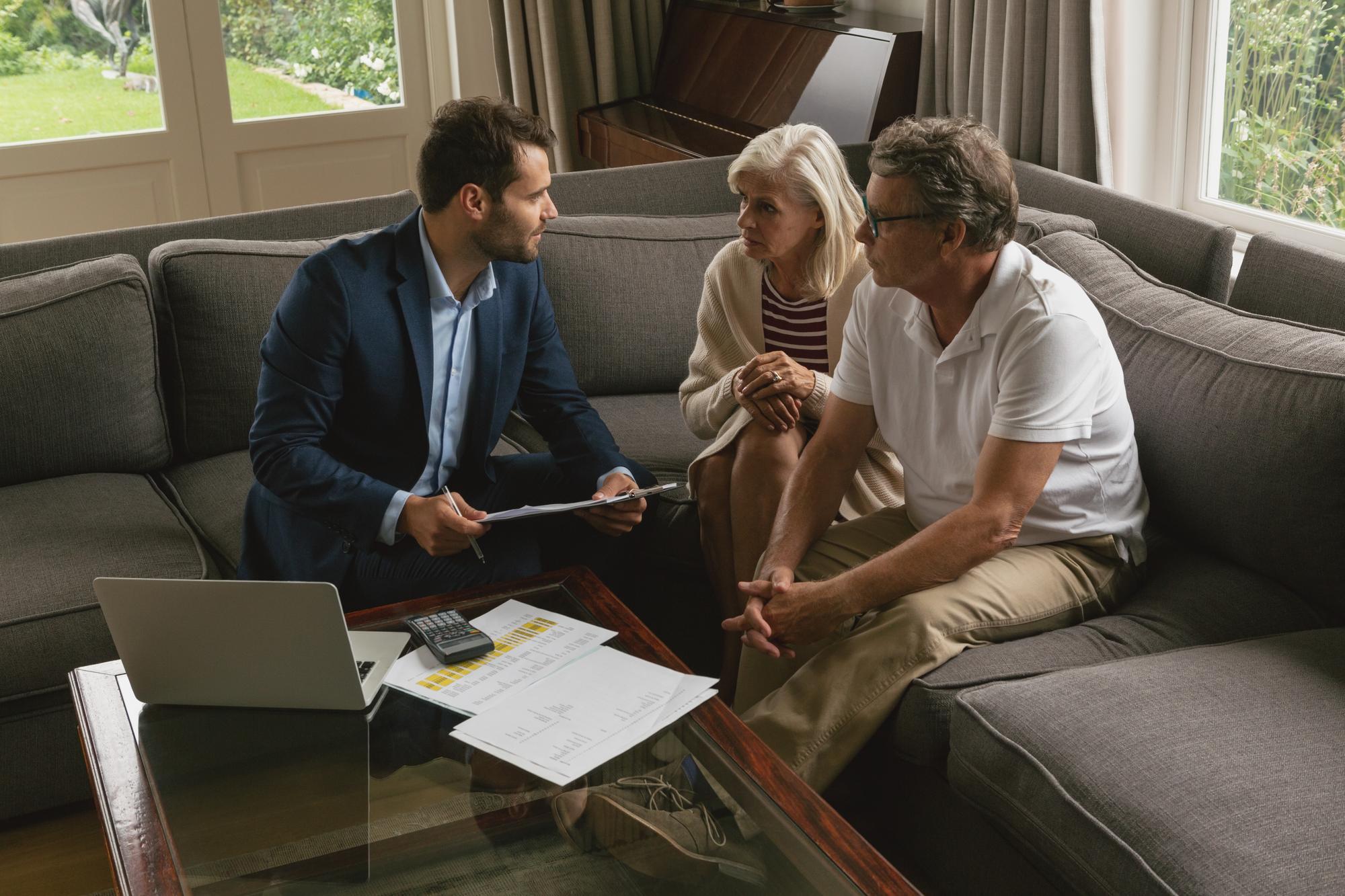 Consultant imobiliar discutând strategia de vânzare cu proprietarul